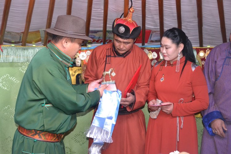 ДЭЛГЭРЭХ СУМЫН АЛТАН ТӨЛИЙН ЭЗДИЙН ШАГНАЛЫГ ГАРДУУЛЛАА.